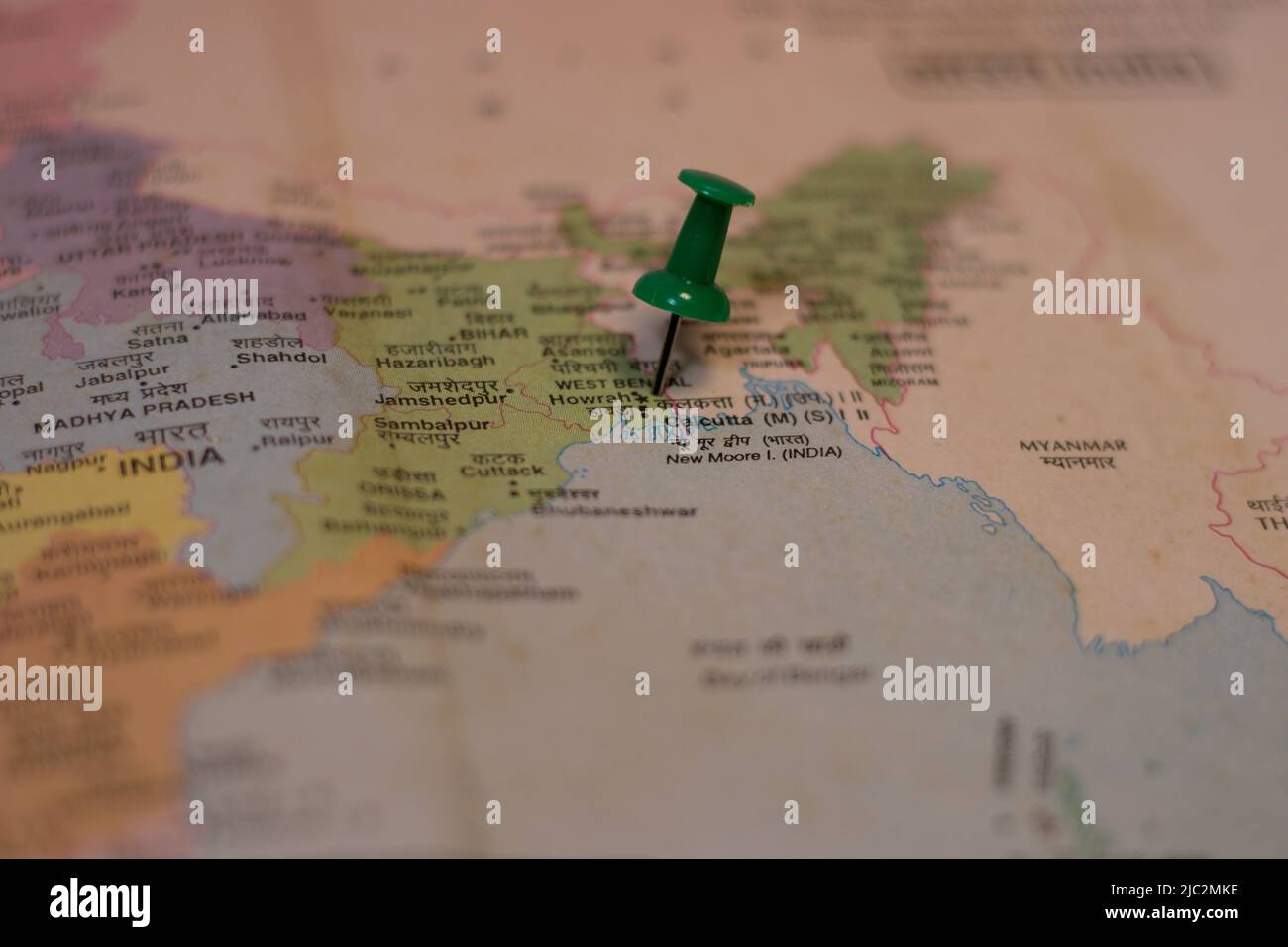 Kolkata o Calcutta del bengala Occidentale ponted con spilla a pressione su una mappa fisica colorata Foto Stock