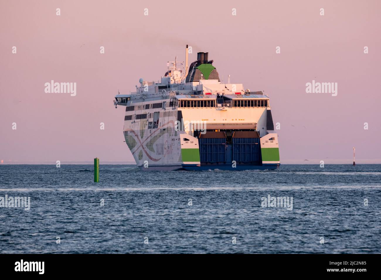 Helsinki / Finlandia - 6 GIUGNO 2022: MV Megastar, gestito da Tallink, in partenza dal porto di Helsinki durante il tramonto Foto Stock