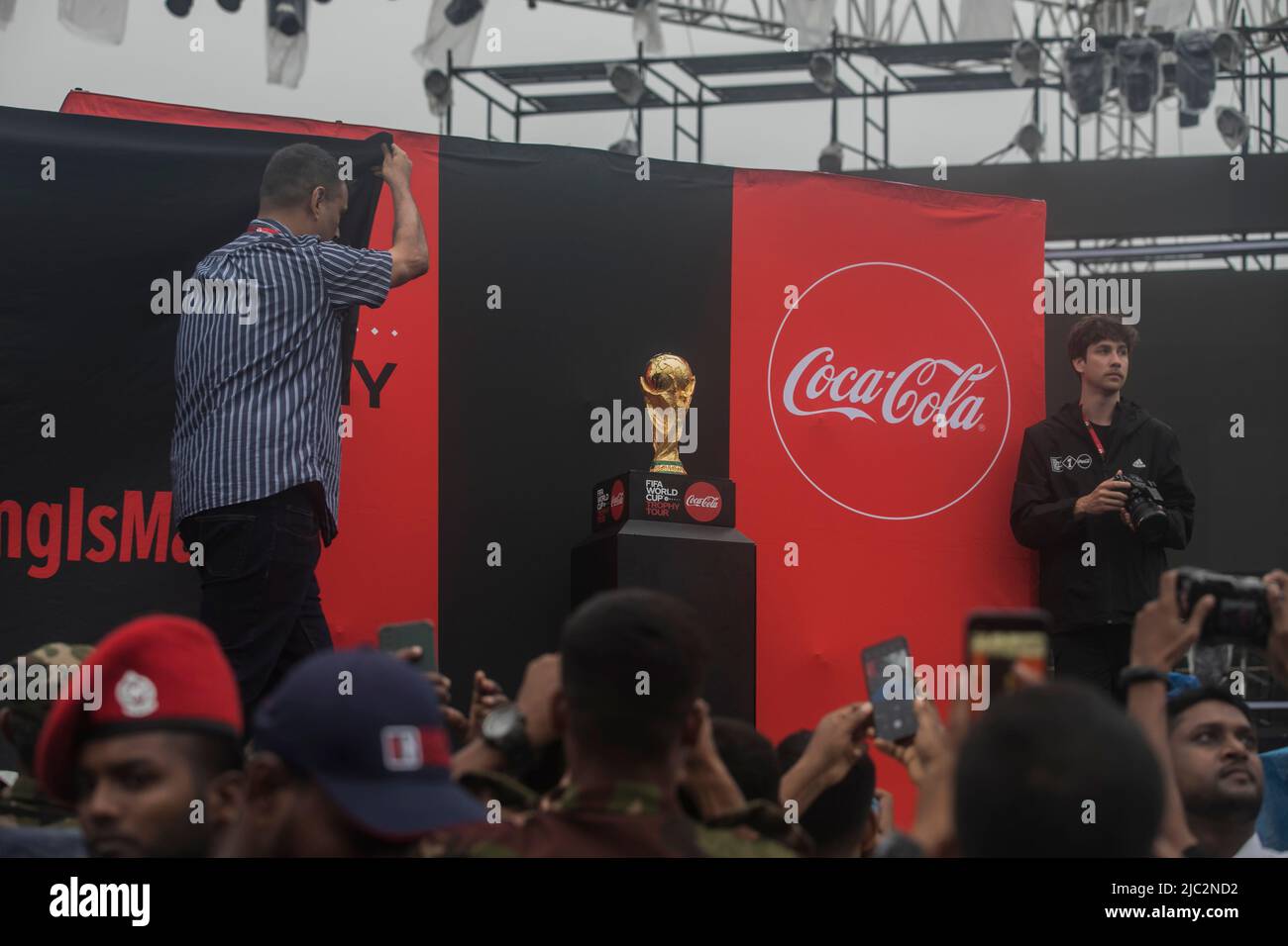 Il trofeo della Coppa del mondo FIFA è stato esposto allo stadio dell'esercito del Bangladesh. Il tour dei trofei della Coppa del mondo FIFA in Bangladesh si svolge dal 08 al 09 giugno 2022. Foto Stock