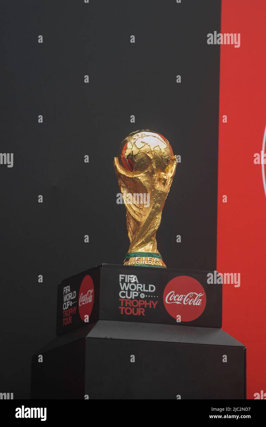 Il trofeo della Coppa del mondo FIFA è stato esposto allo stadio dell'esercito del Bangladesh. Il tour dei trofei della Coppa del mondo FIFA in Bangladesh si svolge dal 08 al 09 giugno 2022. Foto Stock