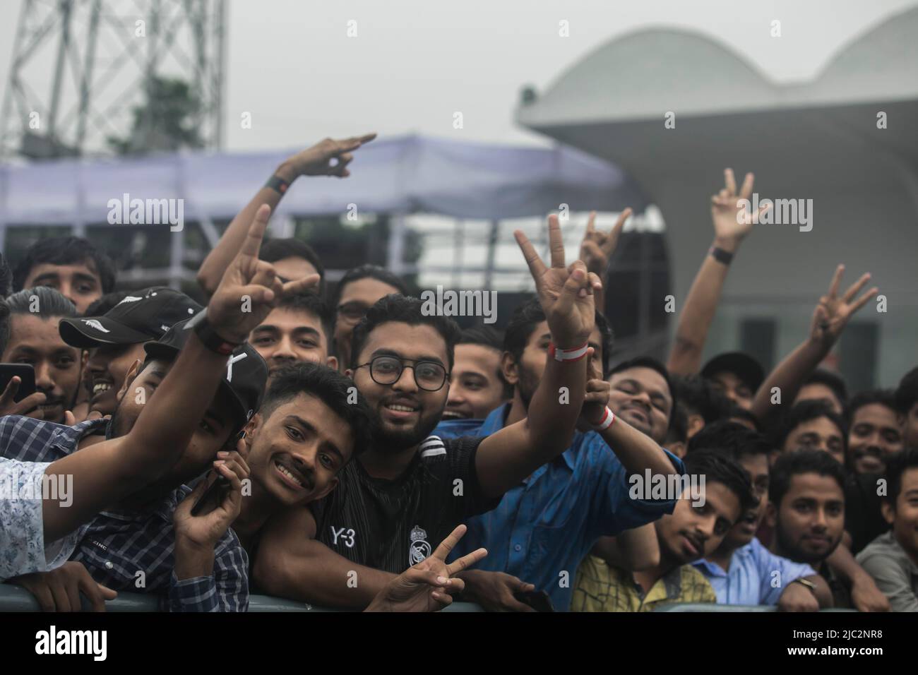 Gli spettatori partecipano al tour dei trofei della Coppa del mondo FIFA presso lo stadio dell'esercito del Bangladesh. Il tour dei trofei della Coppa del mondo FIFA in Bangladesh si svolge dal 08 al 09 giugno 2022. (Foto di Sazzad Hossain / SOPA Images/Sipa USA) Foto Stock