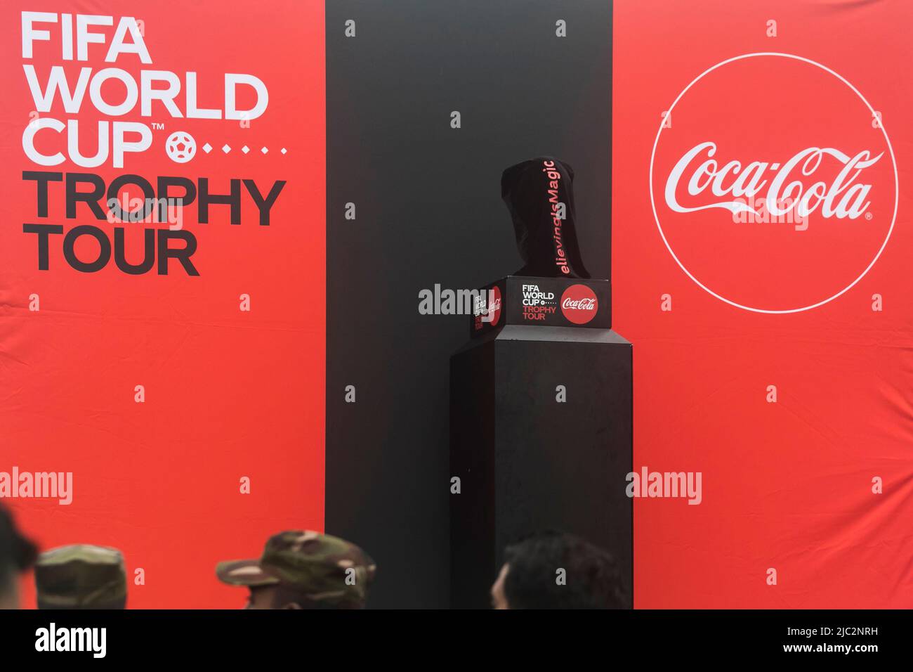 Il trofeo della Coppa del mondo FIFA è stato esposto allo stadio dell'esercito del Bangladesh. Il tour dei trofei della Coppa del mondo FIFA in Bangladesh si svolge dal 08 al 09 giugno 2022. (Foto di Sazzad Hossain / SOPA Images/Sipa USA) Foto Stock