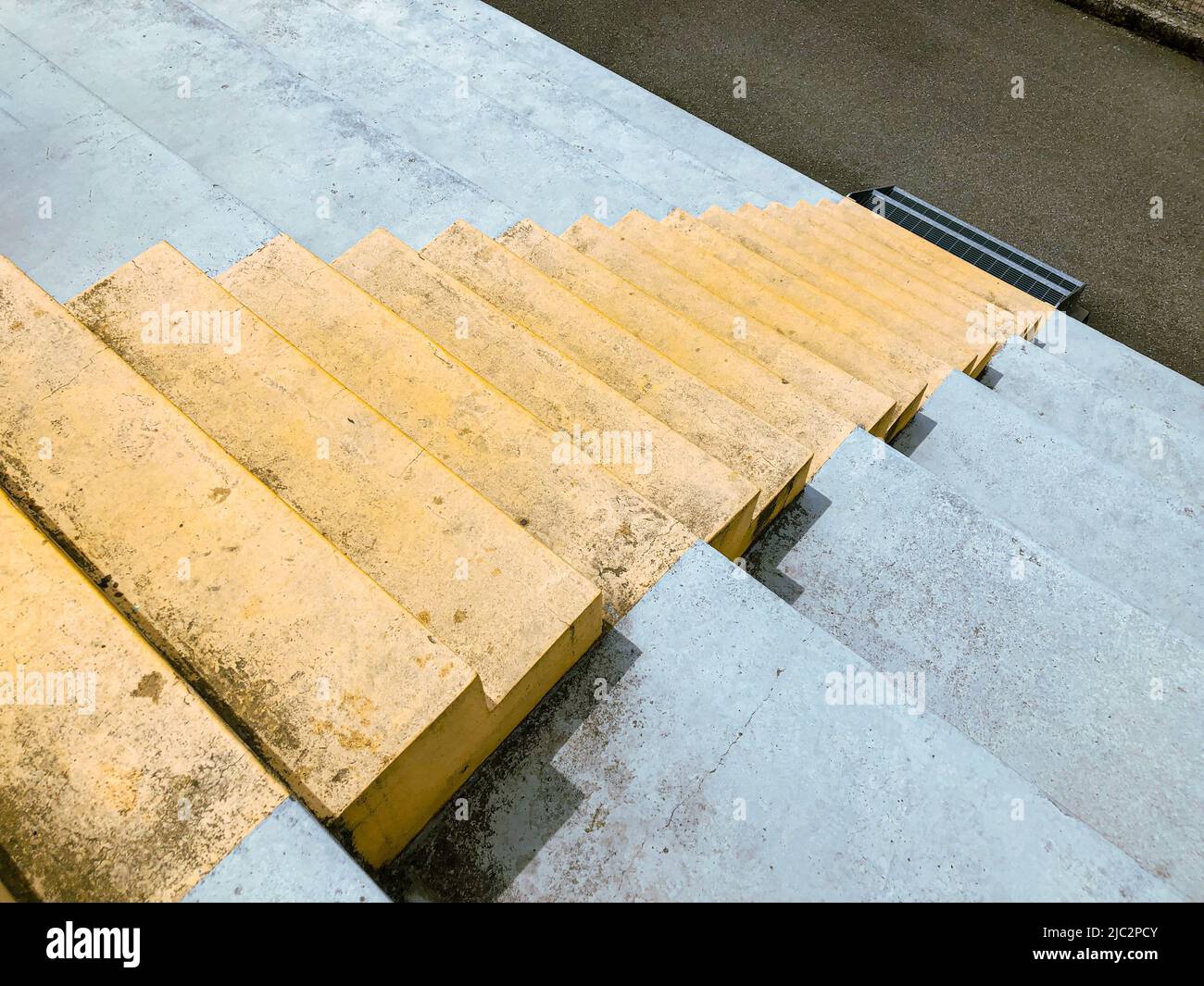 Scala in cemento. Scala minimalista di colore giallo in prospettiva Foto Stock