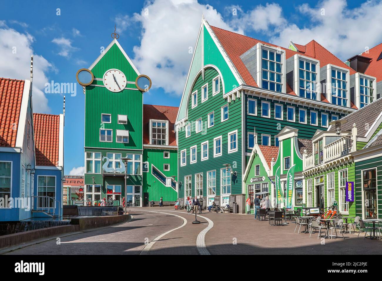 ZAANDAM, PAESI BASSI - 26th aprile 2022: Vista dell'architettura iconica della stazione ferroviaria centrale di Zaandam, una delle più riconoscibili nei Paesi Bassi Foto Stock