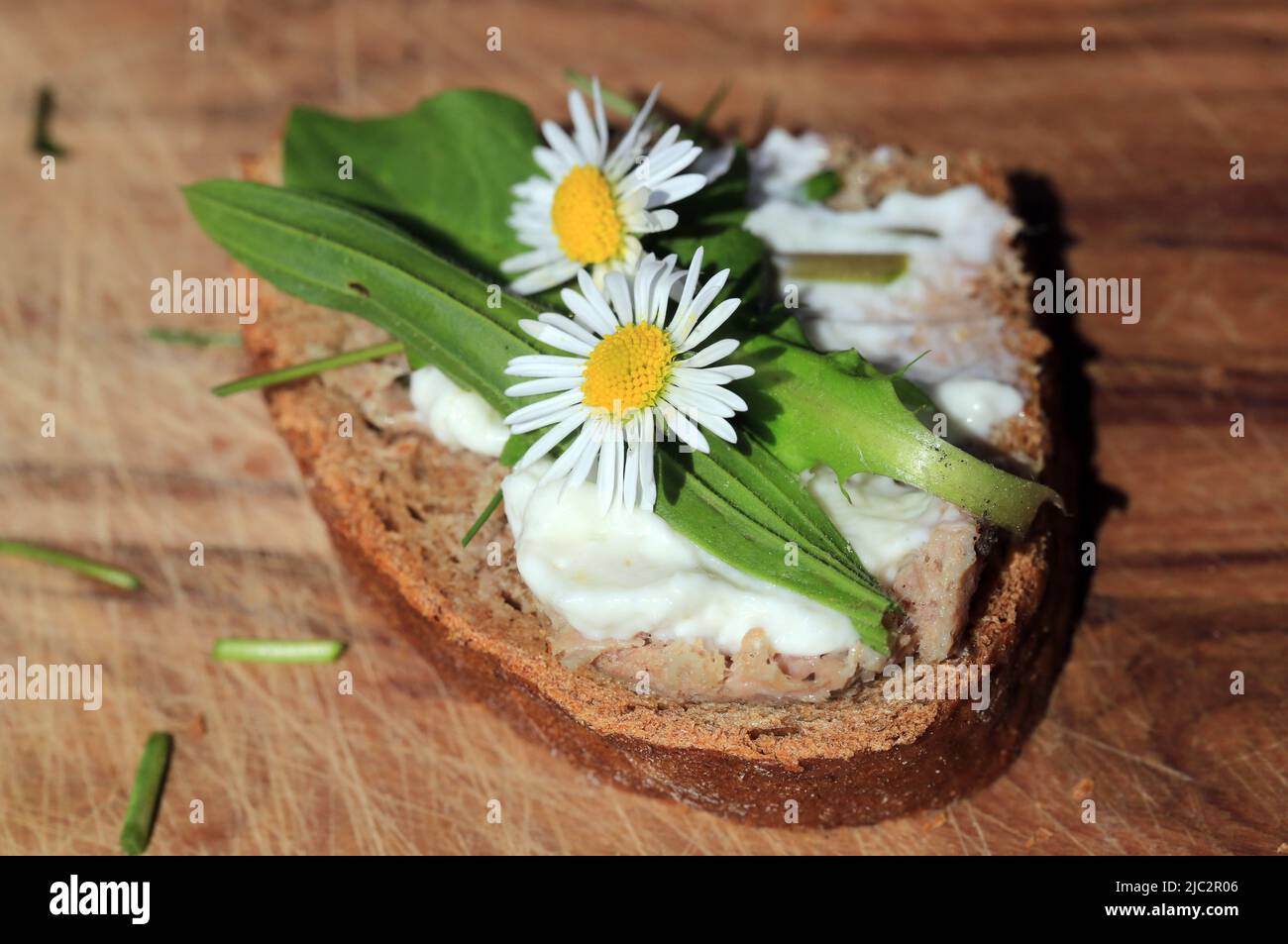 Pane fresco con erbe selvatiche Foto Stock