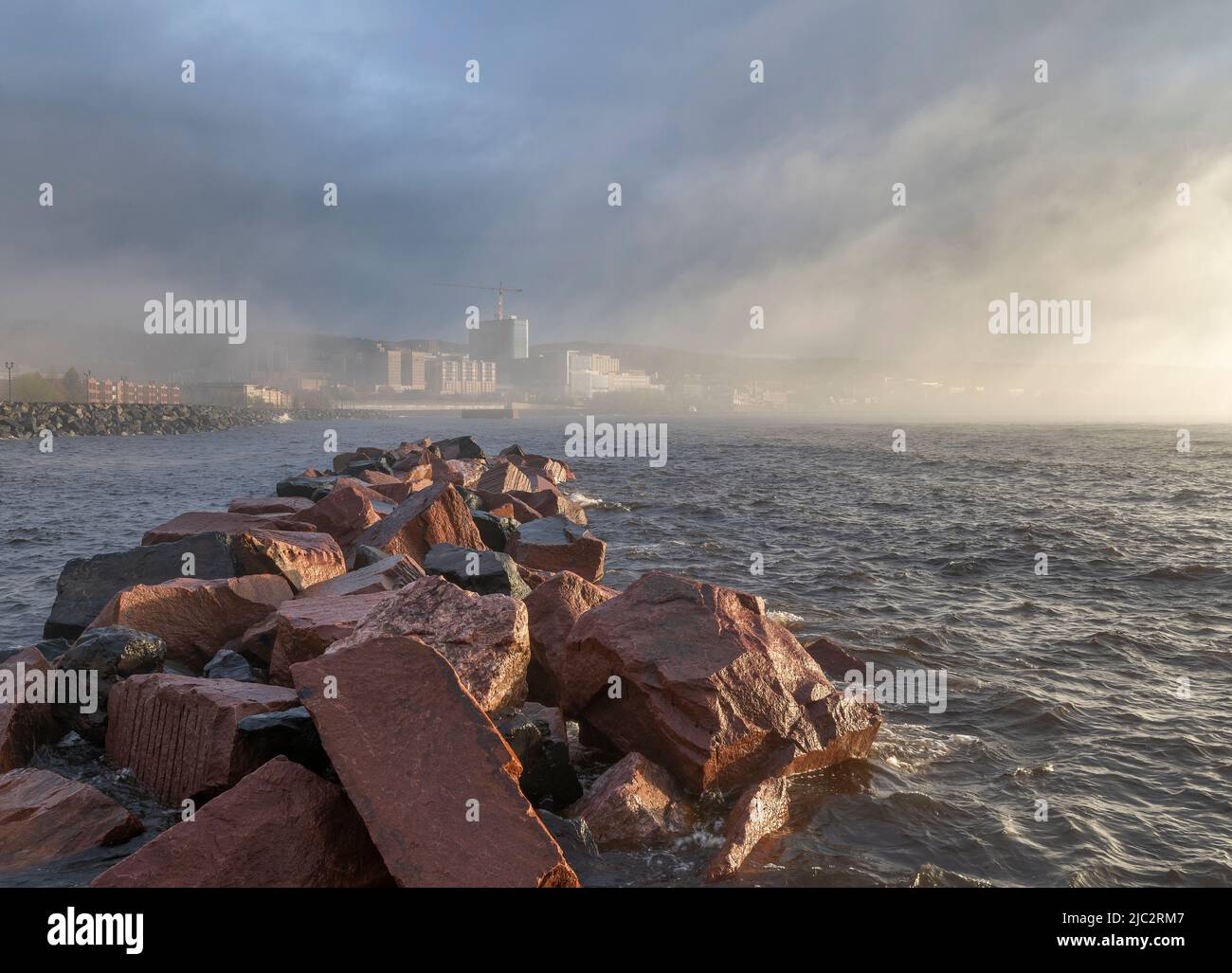 Rocce di granito rosso nel porto di Duluth Foto Stock