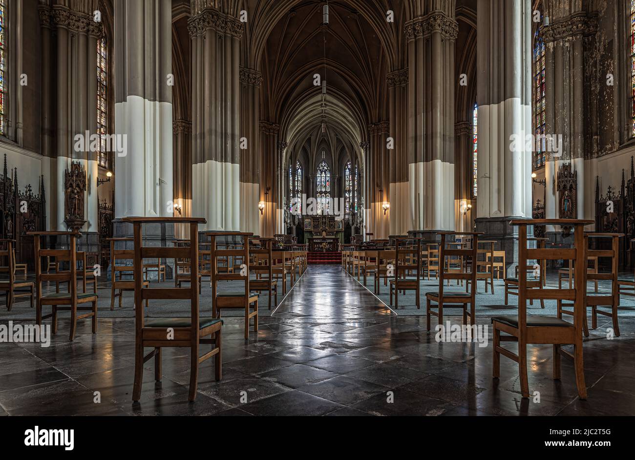 Ixelles, capitale di Bruxelles - Belgio - 06 22 2020 l'interno della chiesa cattolica di San Bonifacio con sedie e distanziamento sociale Foto Stock