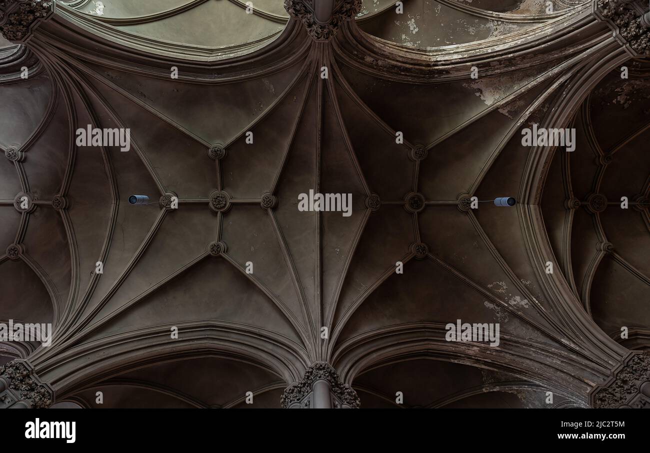 Ixelles, Regione capitale di Bruxelles - Belgio - 06 22 2020 soffitto simmetrico della chiesa cattolica di San Bonifacio Foto Stock