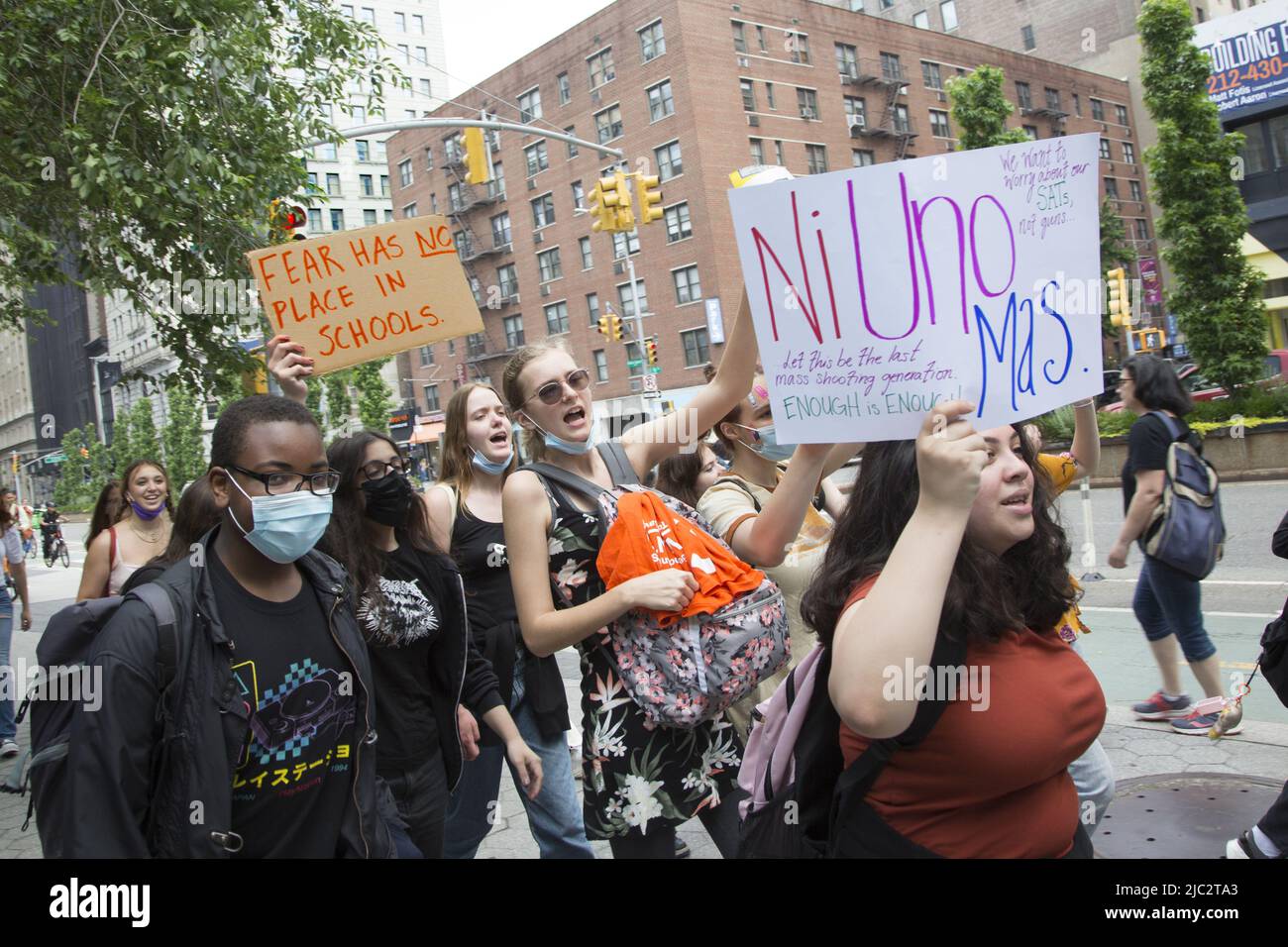 Gli studenti di venerdì 3rd giugno hanno camminato fuori dalle loro scuole in occasione del National Gun violence awareness Day dopo le recenti sparatorie di massa a marzo e dimostrare a New York City. Molti di loro hanno portato arancione in solidarietà per le vittime della violenza delle armi. Foto Stock