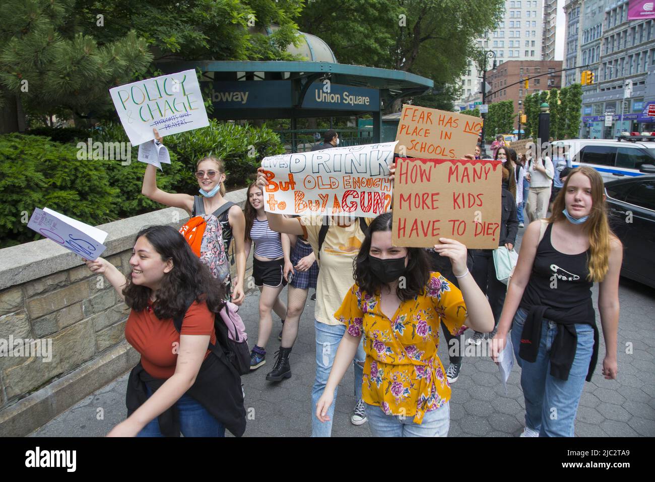 Gli studenti di venerdì 3rd giugno hanno camminato fuori dalle loro scuole in occasione del National Gun violence awareness Day dopo le recenti sparatorie di massa a marzo e dimostrare a New York City. Molti di loro hanno portato arancione in solidarietà per le vittime della violenza delle armi. Foto Stock