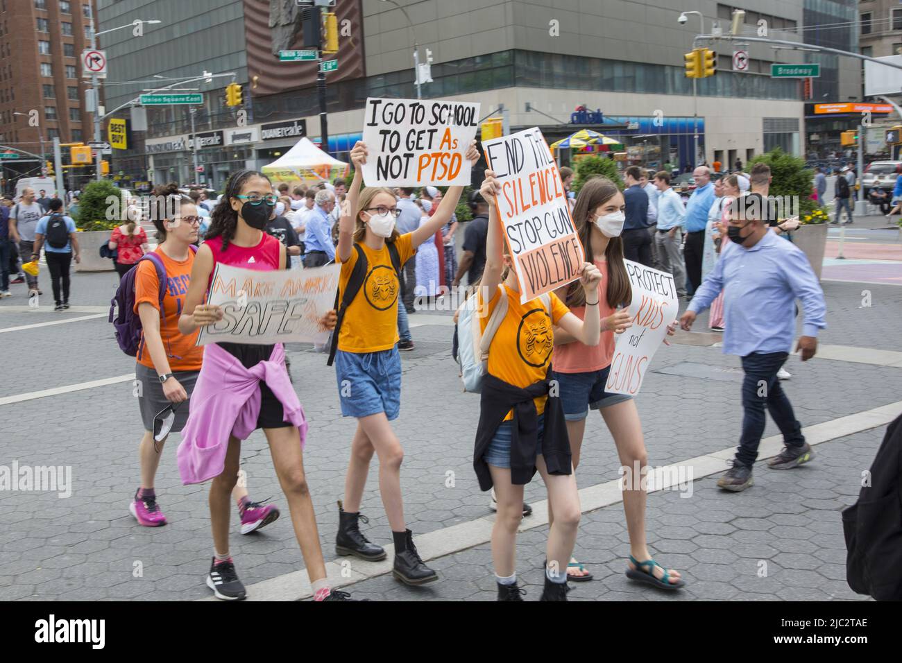Gli studenti di venerdì 3rd giugno hanno camminato fuori dalle loro scuole in occasione del National Gun violence awareness Day dopo le recenti sparatorie di massa a marzo e dimostrare a New York City. Molti di loro hanno portato arancione in solidarietà per le vittime della violenza delle armi. Foto Stock