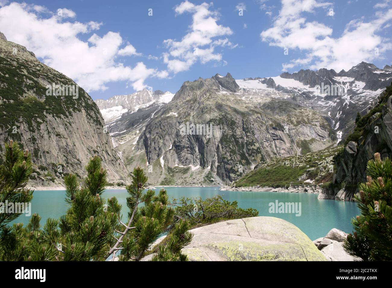 Gelmer Lake, Gelmersee d'estate. Bellissimo paesaggio in alta montagna con lago d'acqua turchese nelle alpi svizzere. Foto Stock