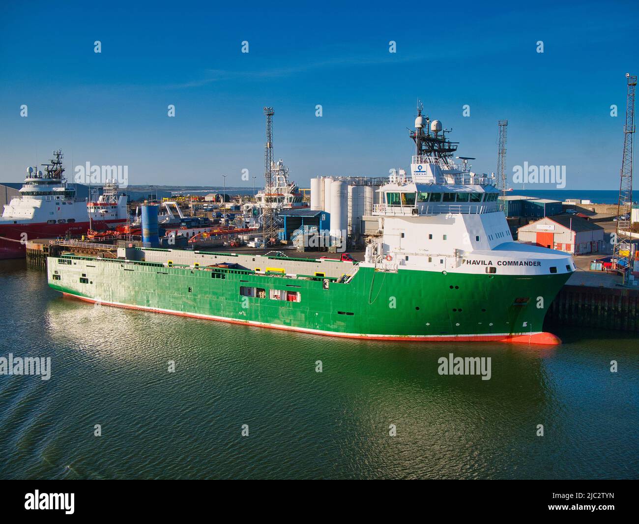 Ormeggiato nel porto di Aberdeen, il comandante Havila, una nave offshore che naviga sotto la bandiera delle Bahamas. In una giornata di sole con un cielo blu. Foto Stock