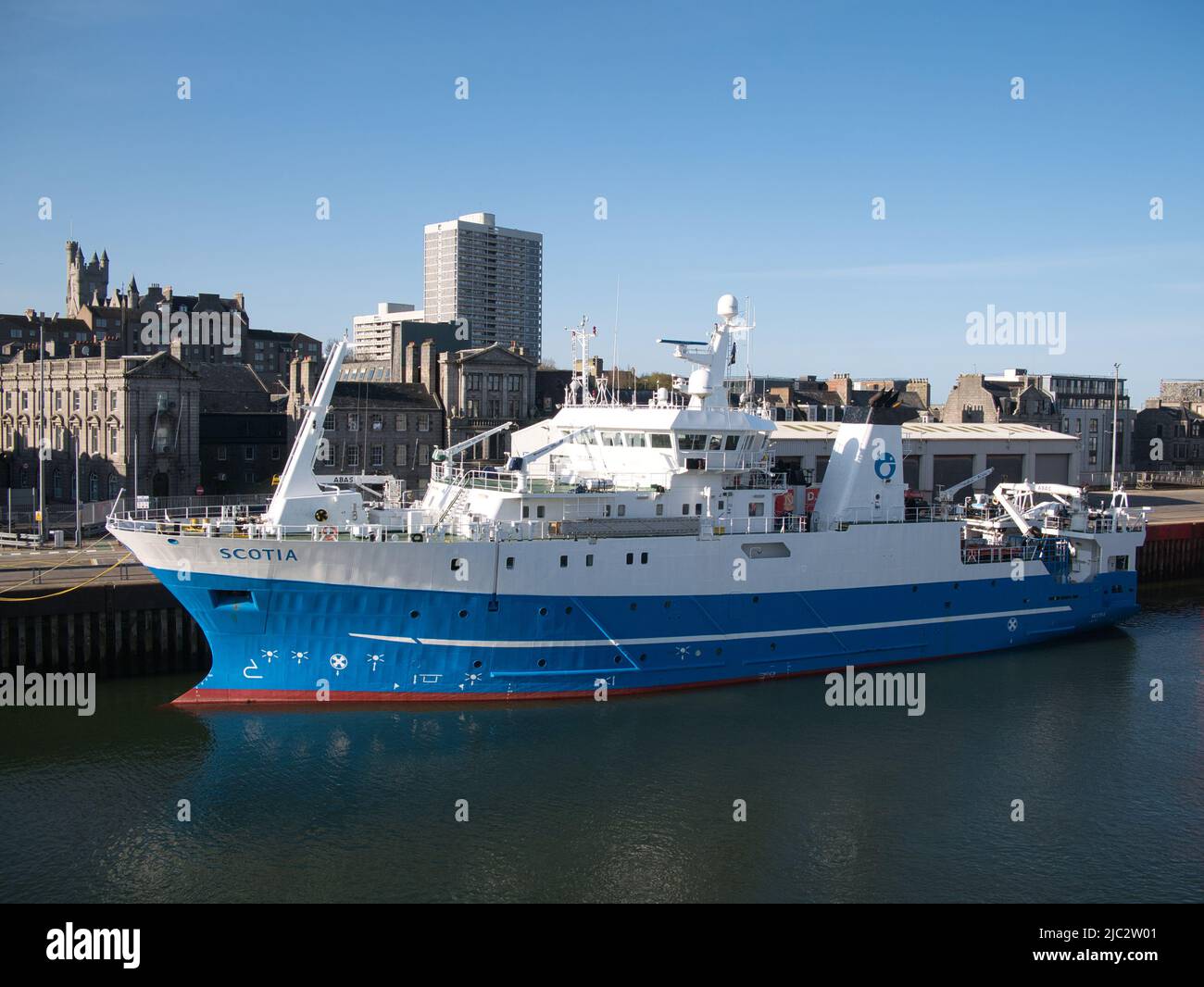 La nave di ricerca della pesca del governo scozzese MRV Scotia arriva a Lerwick, Shetland. Costruita nel 1998, la nave opera nel Mare del Nord Foto Stock