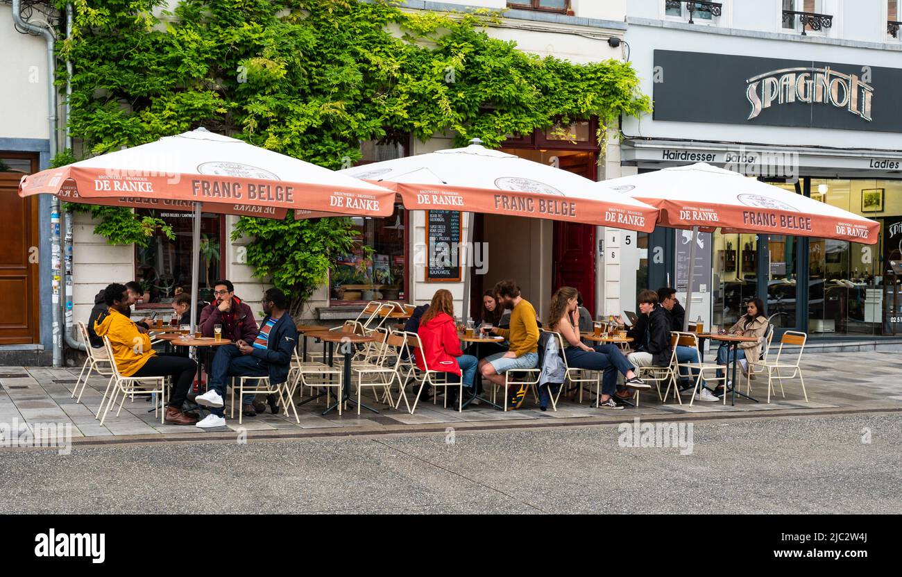 Ixelles, capitale di Bruxelles, Belgio - 06 05 2022- Terrazza del Franc Belge, un tipico ristorante bistrot belga nel quartiere Saint Boniface Foto Stock