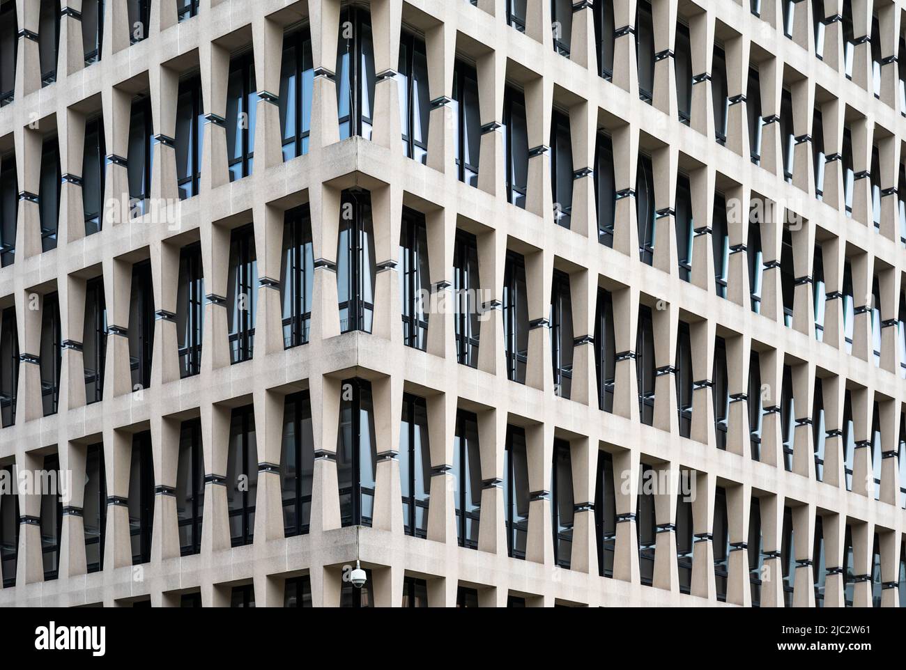 Città vecchia, Bruxelles capitale Regione, Belgio - 06 05 2022 - le finestre rettangolari della sede ING, un istituto bancario Foto Stock