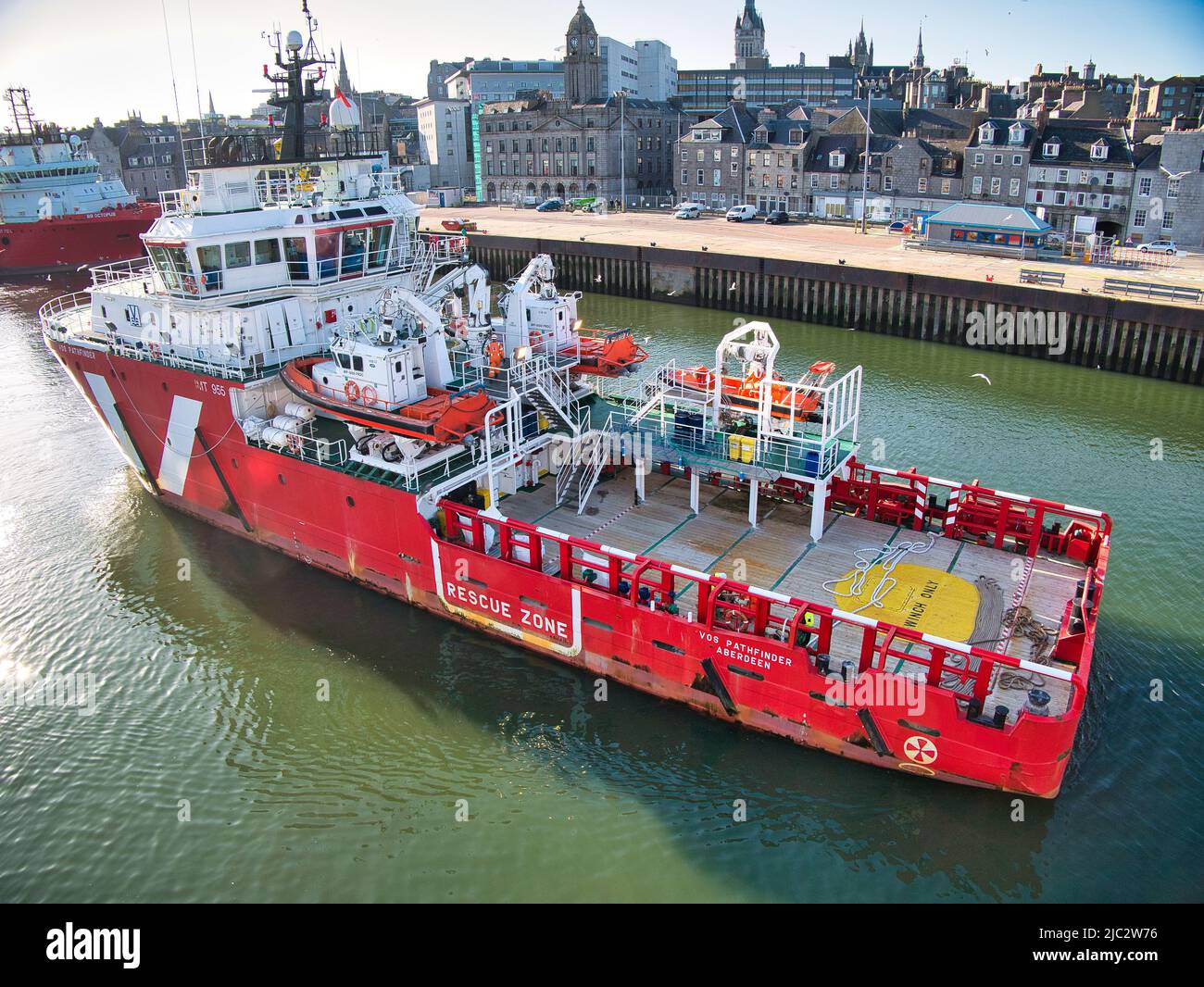 Nel porto di Aberdeen, il ponte e le barche di supporto del VOS Pathfinder (IMO: 9366079) è una nave offshore costruita nel 2008. Foto Stock