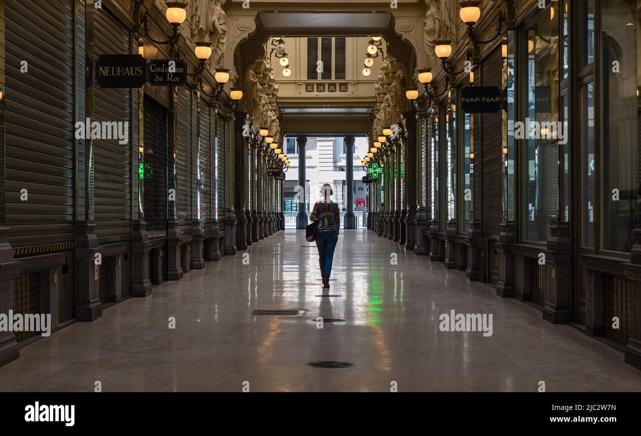 Città vecchia di Bruxelles, capitale di Bruxelles Regione - Belgio - 04 09 2020 Donna che cammina da sola attraverso il deserto passaggio du Nord durante la lockdow di Bruxelles Foto Stock