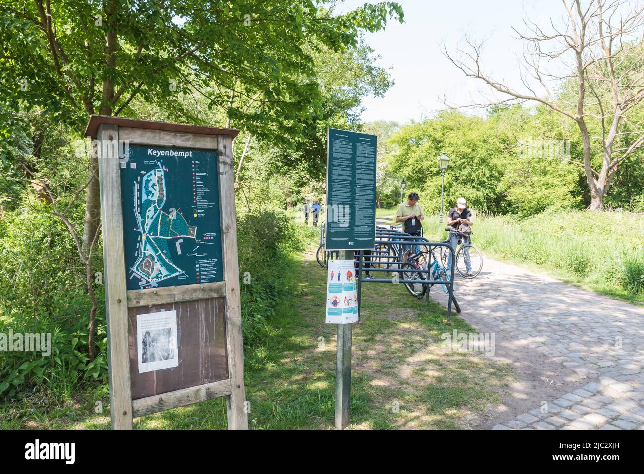 Uccle - Foresta, Bruxelles capitale Regione Belgio - 05 17 2020 insegna, ingresso, persone e biciclette presso la riserva naturale di Keyenbempt Foto Stock