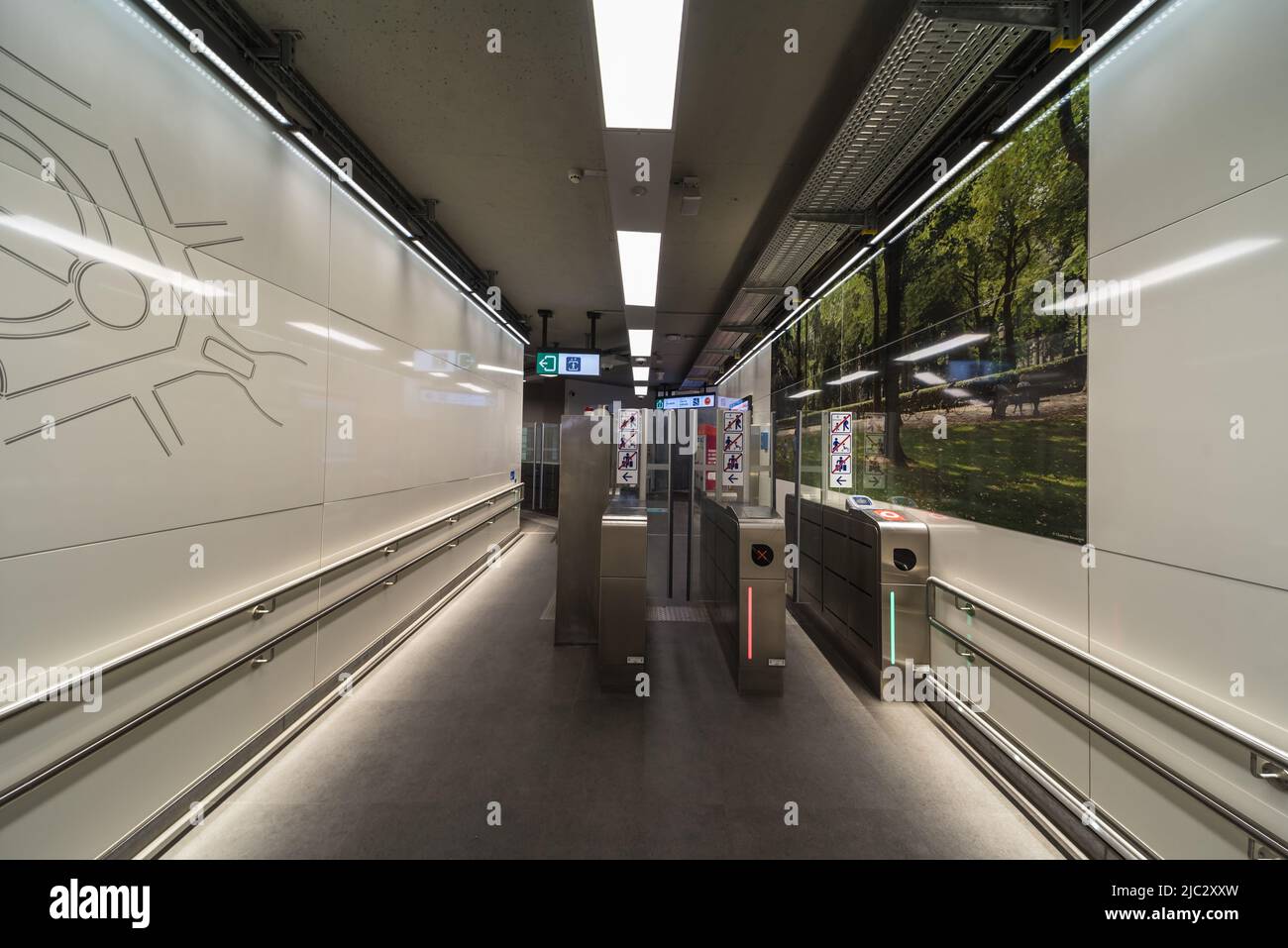 Koekelberg, capitale di Bruxelles - Belgio - 09 25 2019 il corridoio pedonale della metropolitana e del tram hub del trasporto pubblico Elisabeth Simonis Foto Stock