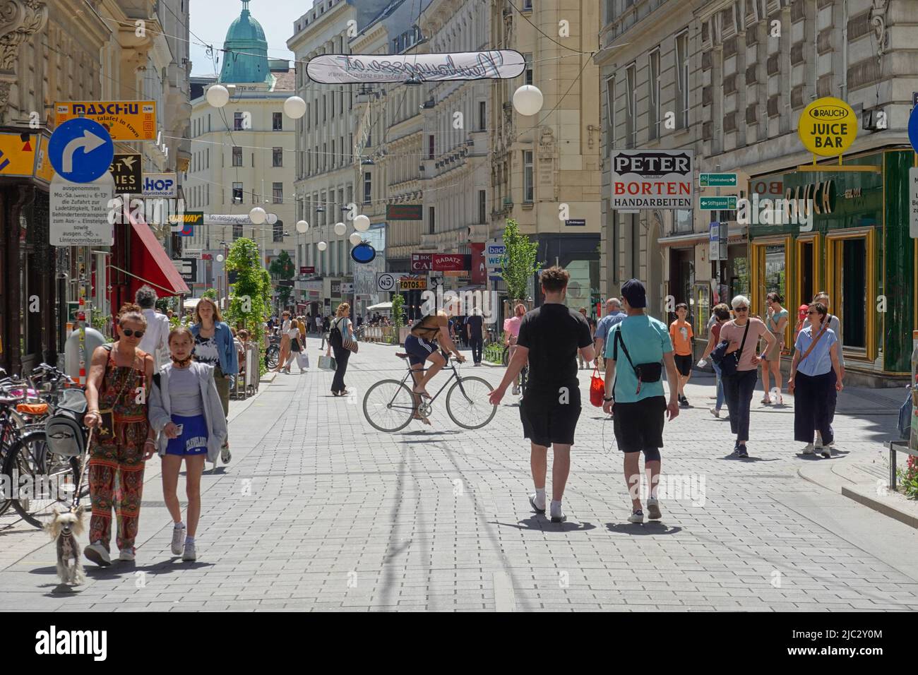 Wien, Begegnungszone Neubaugasse // Vienna, spazio condiviso Neubaugasse Foto Stock