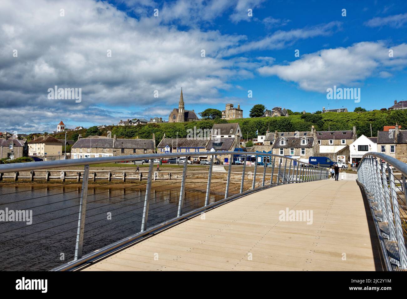 LOSSIEMOUTH MORAY SCOZIA NUOVO PONTE SUL FIUME LOSSIE DA EAST BEACH A CLIFTON STRADA E LE CASE Foto Stock