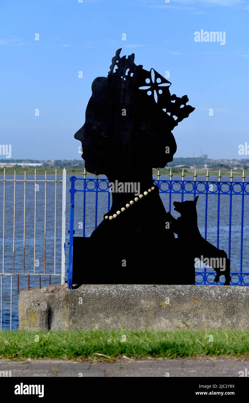 09/06/2022 Purfleet-on-Thames UK una silhouette di HM The Queen con corgi in mostra al Harrisons Wharf, Purfleet-on-Thames dell'artista Mark Conlin i. Foto Stock