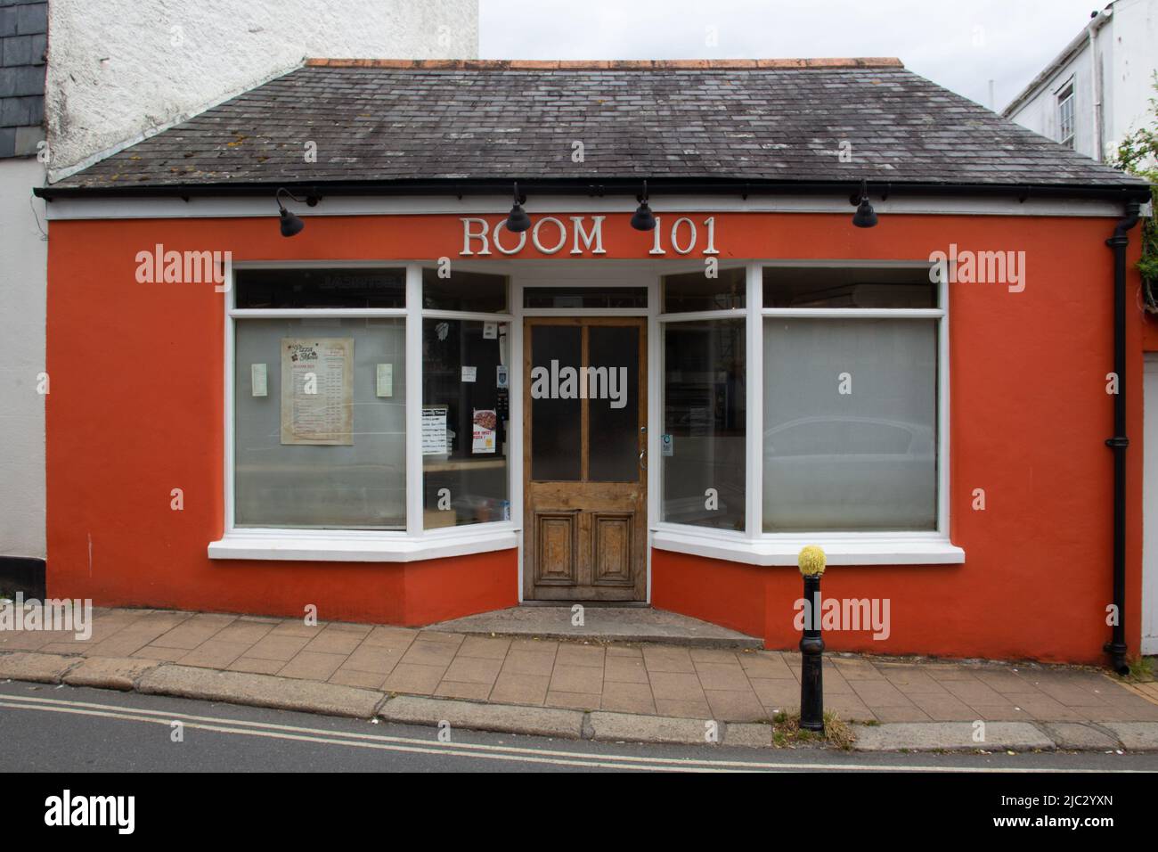 TOTNES, UK - 26 GIUGNO 2021 Camera 101 pizzeria da asporto sul High Street in una giornata di shopping lenta Foto Stock