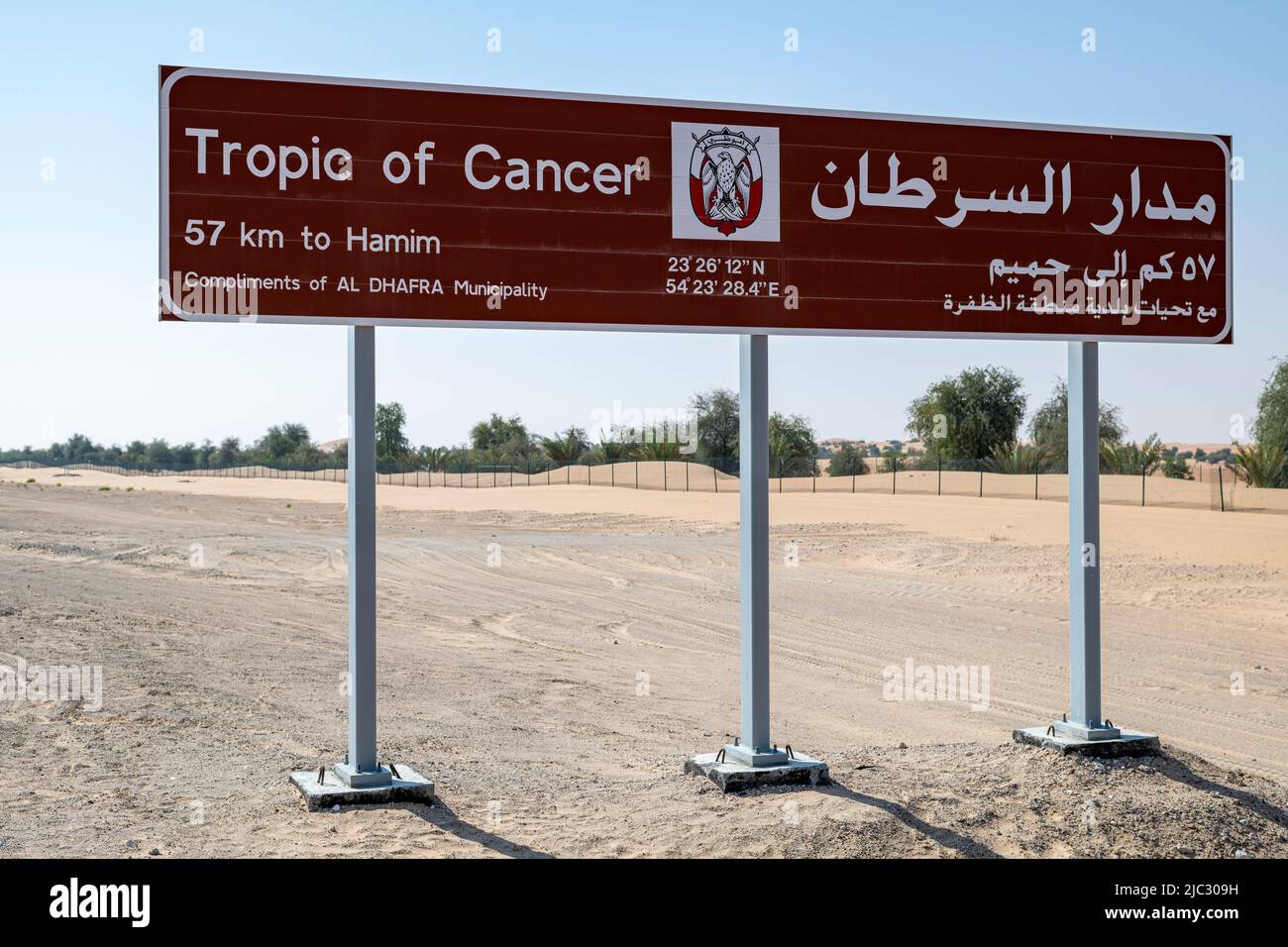 Segno che segna il Tropico del cancro in Emirati Arabi Uniti, Medio Oriente, Penisola Araba di Abu Dhabi Foto Stock