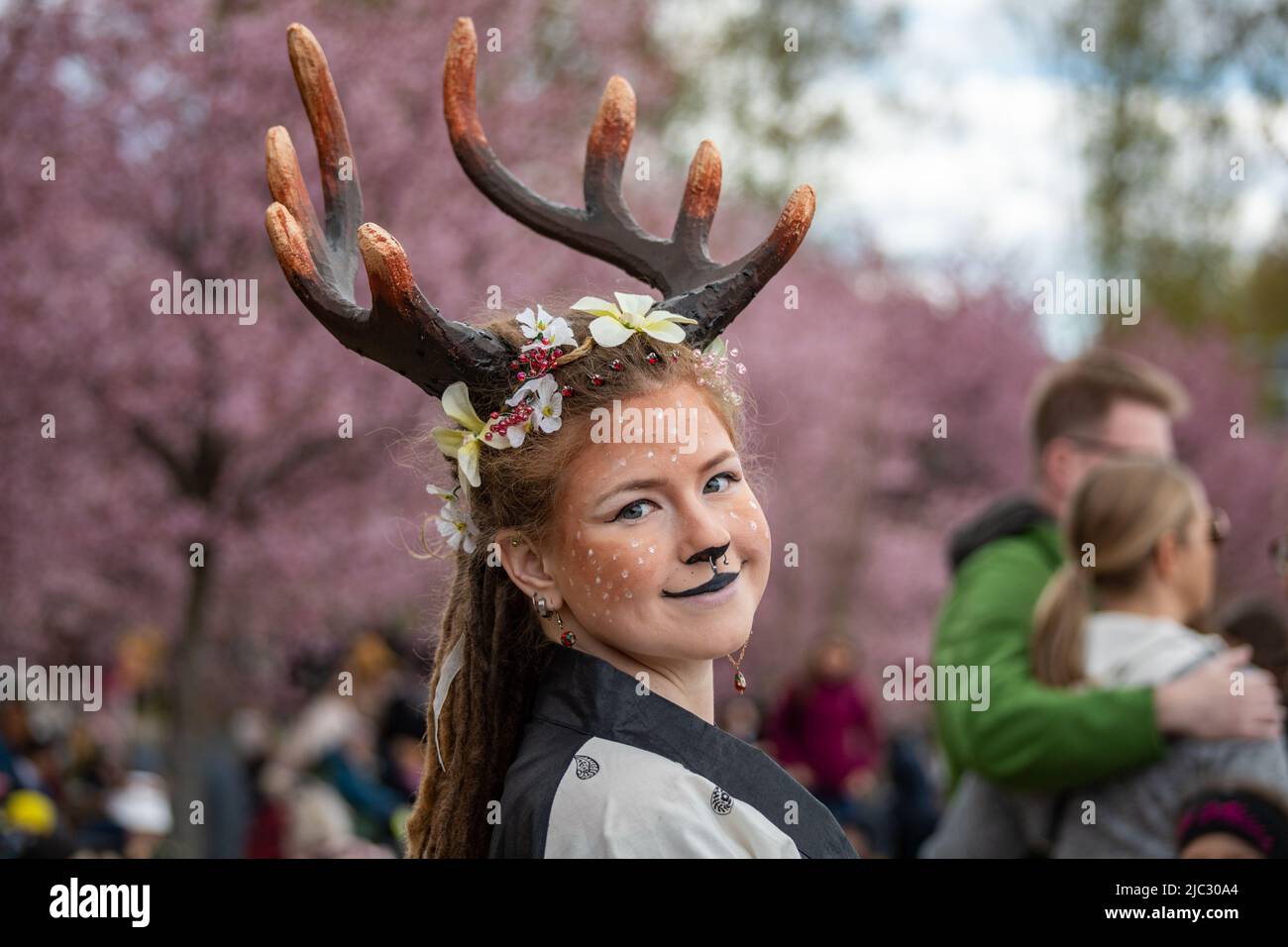 Giovane donna o adolescente in costume cosplay fantasia cervi al Roihuvuoren Hanami nel distretto Roihuvuori di Helsinki, Finlandia Foto Stock