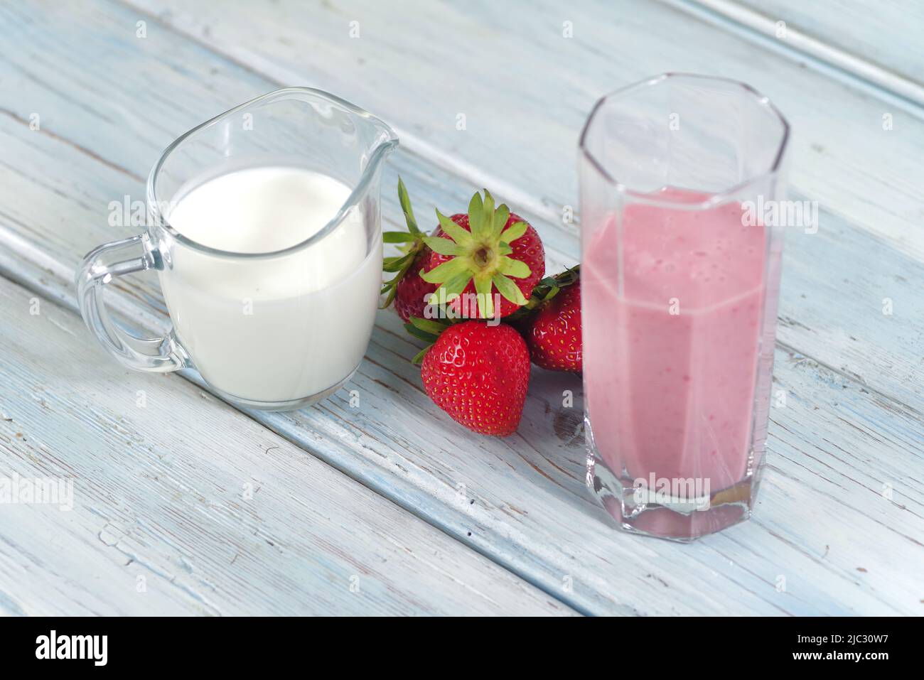 Tradizionale ayurvedico bevanda sana con fragole di yogurt e cubetto di ghiaccio con bere Foto Stock