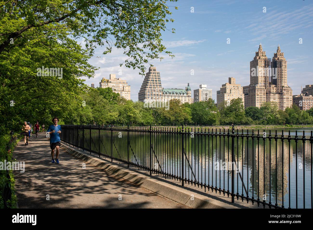 Vista del Central Park con il lago artificiale Jacqueline Kennedy Onassis circondato dal circuito Shuman Running Track a New York City, Stati Uniti d'America Foto Stock