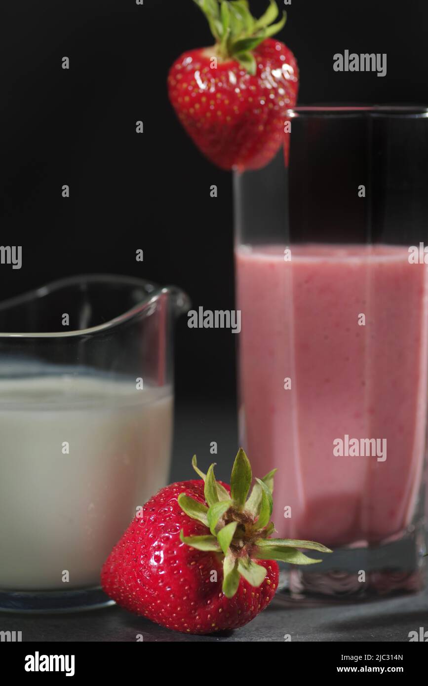 Tradizionale ayurvedico bevanda sana con fragole di yogurt e cubetto di ghiaccio con bere Foto Stock