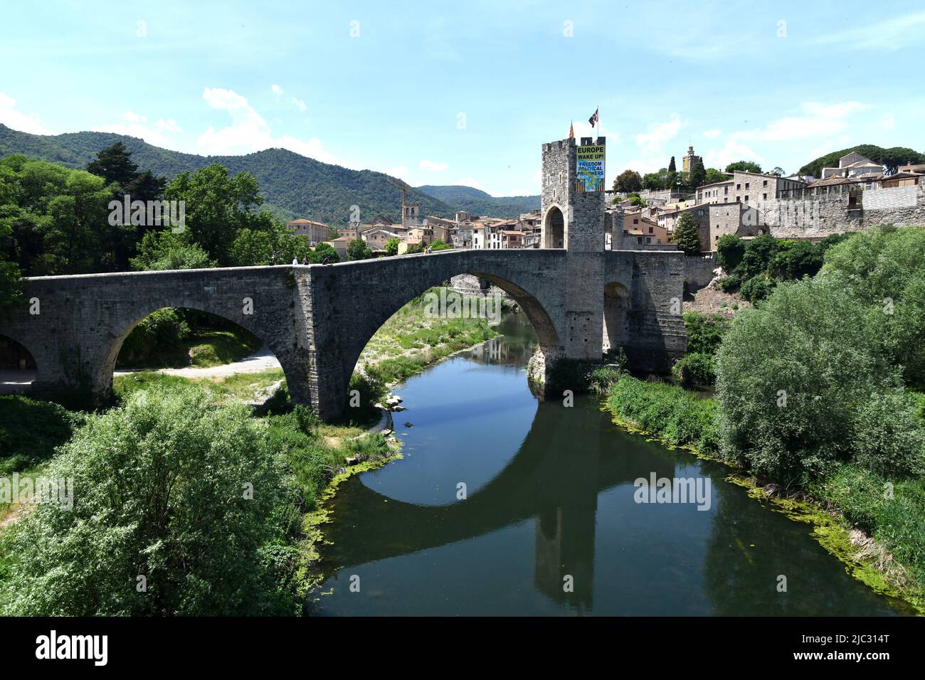 Besalu è una città spagnola nella regione di Garottxa a Girona, Catalogna, Spagna con un antico ponte in pietra sul fiume Fluvia Foto Stock