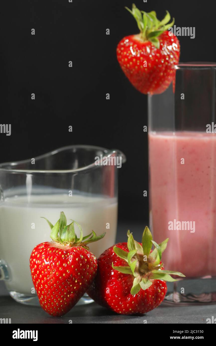 Tradizionale ayurvedico bevanda sana con fragole di yogurt e cubetto di ghiaccio con bere Foto Stock
