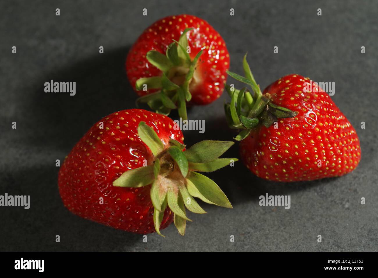 Tradizionale ayurvedico bevanda sana con fragole di yogurt e cubetto di ghiaccio con bere Foto Stock