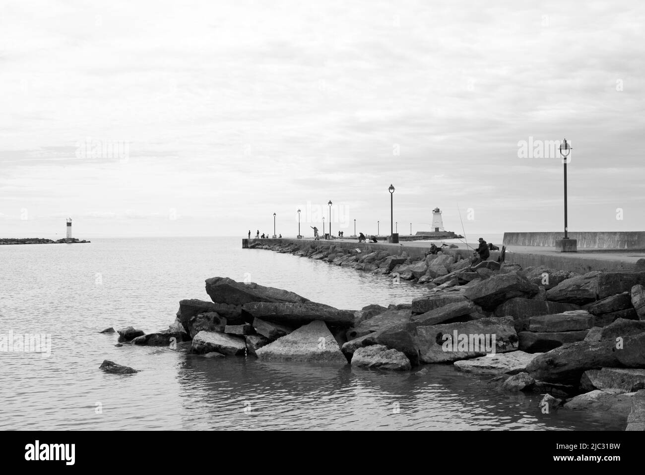 Faro di Port Maitland e molo alla foce del Grand River che si affaccia sul lago Erie a Dunnville, Ontario, Canada. Foto Stock