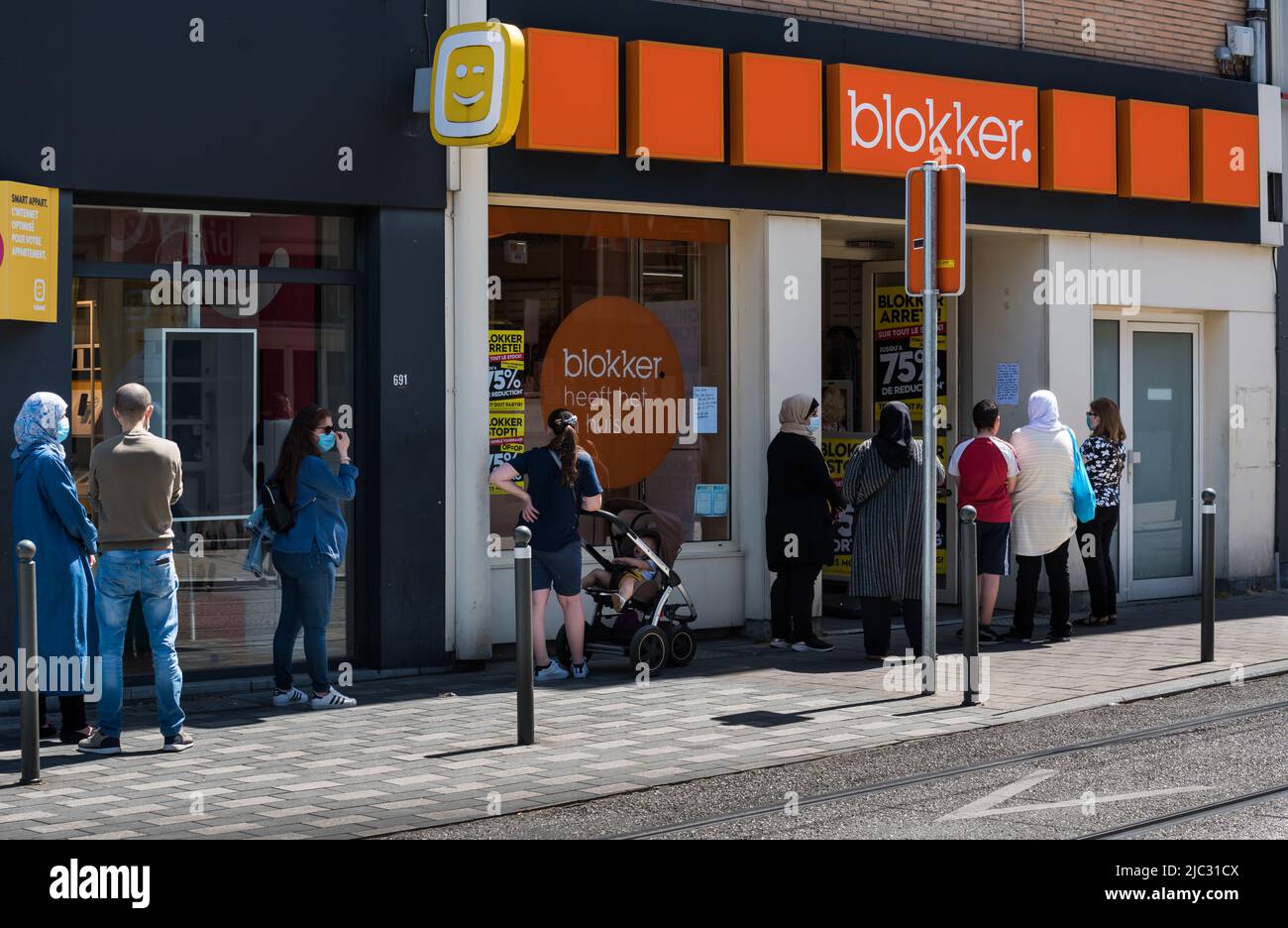 Jette, Regione capitale di Bruxelles - Belgio - 05 29 2020 persone in coda al negozio Blokker a causa della liquidazione Foto Stock