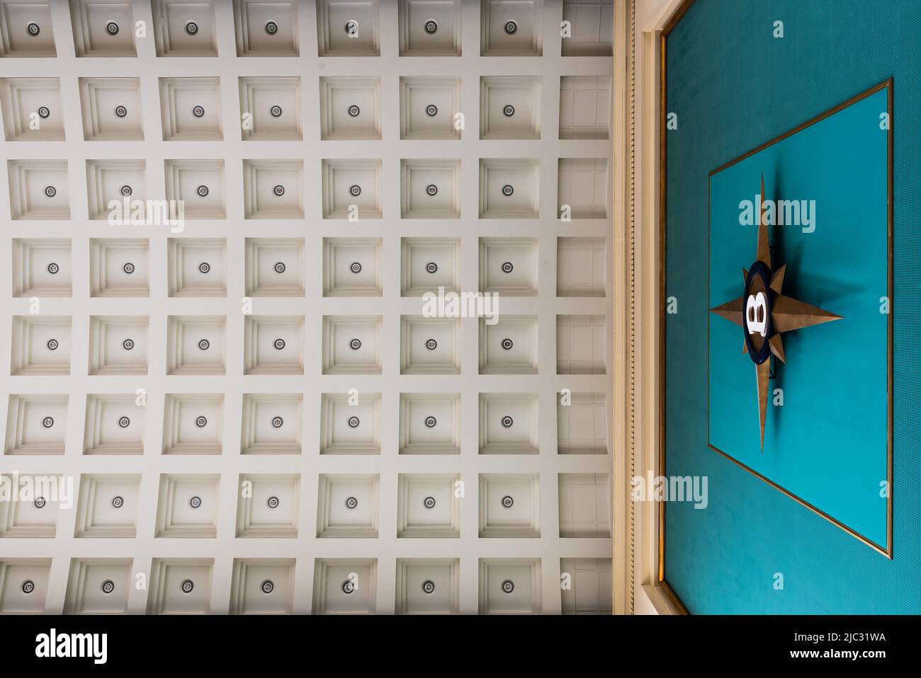 Schaerbeek, capitale di Bruxelles - Belgio - 06 25 2020 soffitto e stella decorativa della sala d'attesa della stazione ferroviaria centrale di Bruxelles Nord Foto Stock