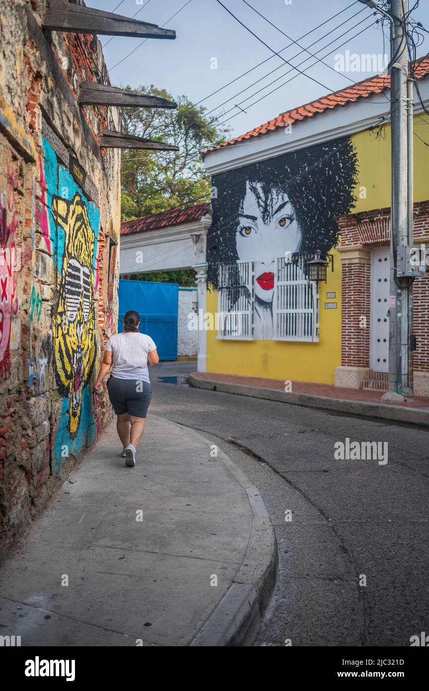 La graffite colorata arricchisce le pareti di Getsemani, il quartiere più cool di Cartagena de Indias, Colombia Foto Stock