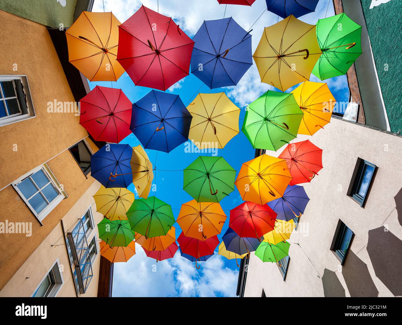 bunte Regenschirme vor blauem Himmel Foto Stock