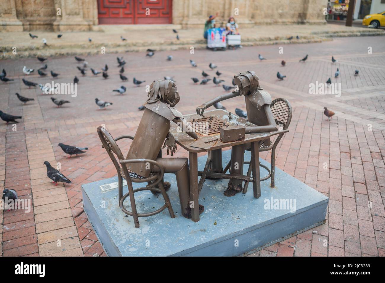 Scultura che rappresenta i giocatori di scacchi in Plaza de San Pedro Claver, Cartagena, Colombia Foto Stock