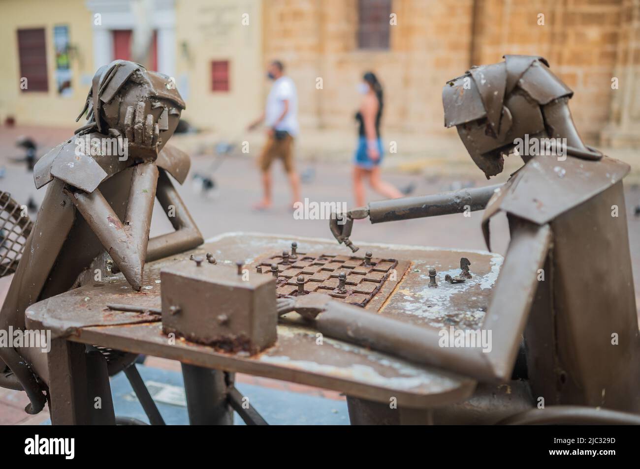 Scultura che rappresenta i giocatori di scacchi in Plaza de San Pedro Claver, Cartagena, Colombia Foto Stock