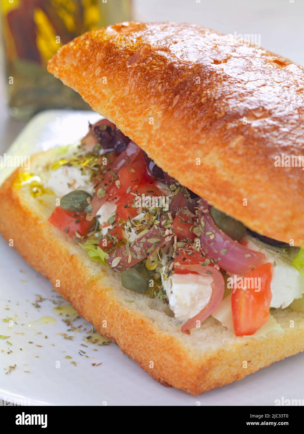 un panino di insalata greca, gustoso e sano, in un piatto bianco Foto Stock