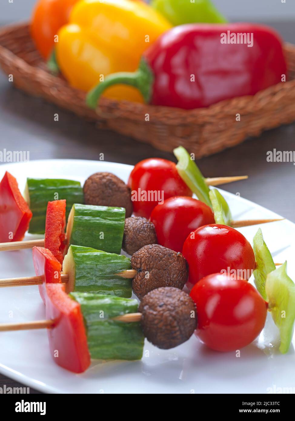 un souvlaki di verdure miste a base di pepe rosso e verde, pomodoro ciliegia, funghi e cetriolo con salsa all'aceto balsamico Foto Stock