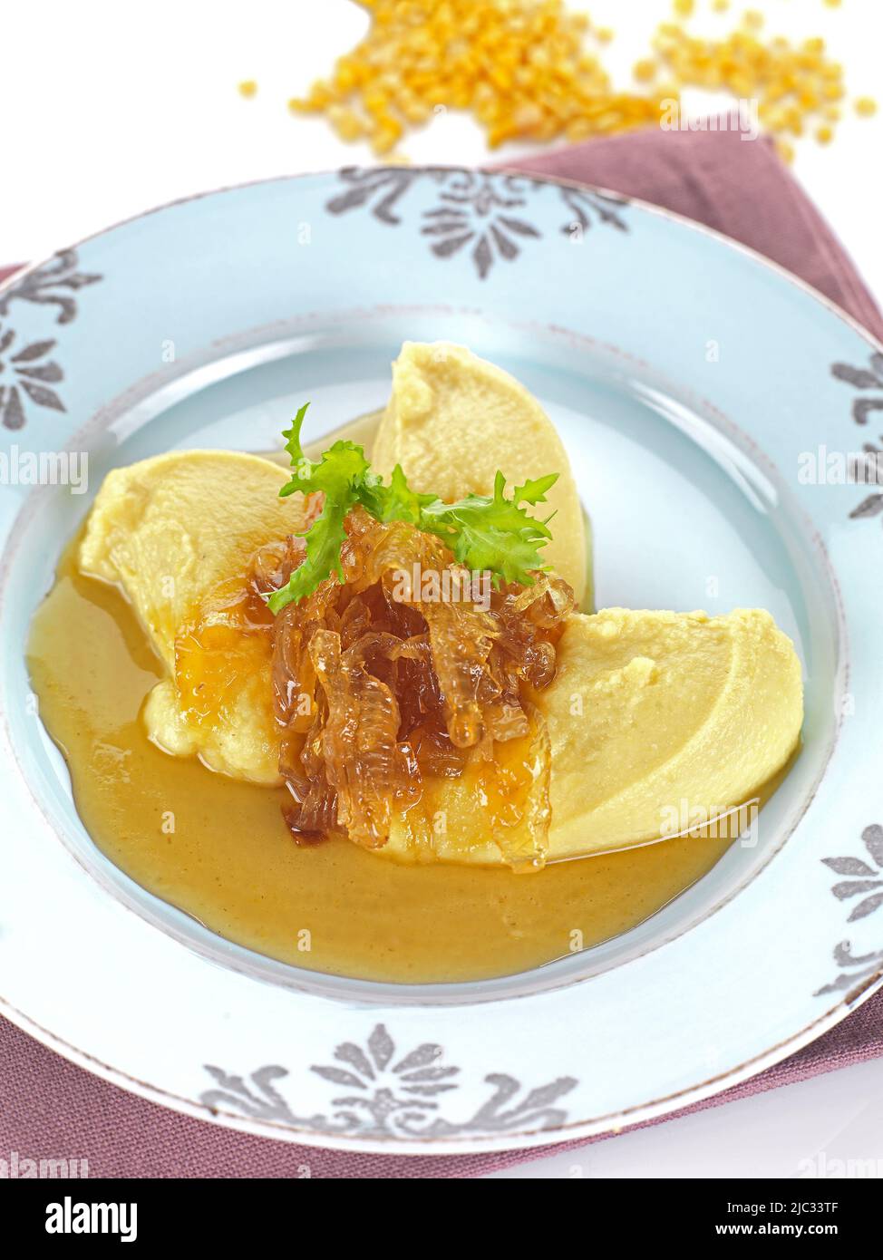 Un piatto greco tradizionale chiamato 'favaa' servito in modo moderno. E' fatto di fagioli fava bolliti purè, cipolla, erbe e olio d'oliva con una marmelata di cipolla Foto Stock