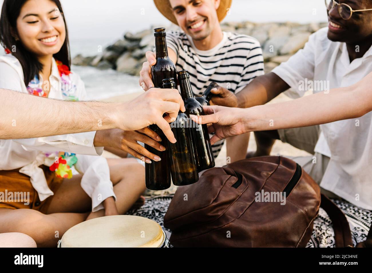 Giovani amici che si divertono con la birra in spiaggia durante le vacanze estive Foto Stock