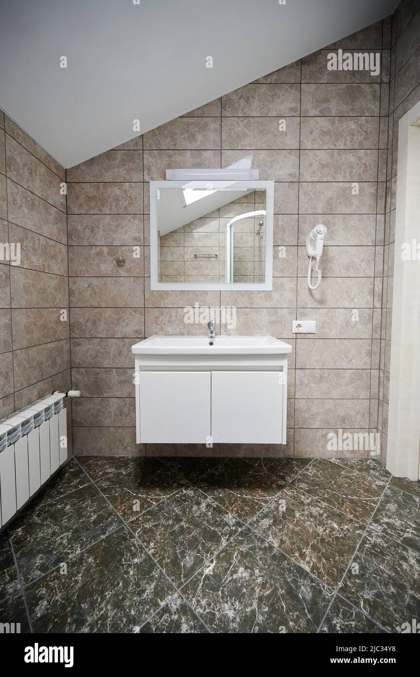 Lavello pulito in bagno moderno in marmo marrone interno Foto Stock