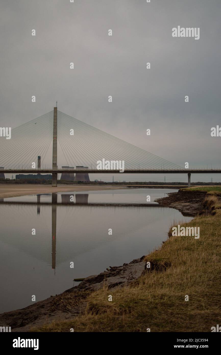 Mersey Gateway Bridge, con la centrale elettrica Fiddler's Ferry sullo sfondo, situata a Runcorn, Regno Unito. Foto Stock
