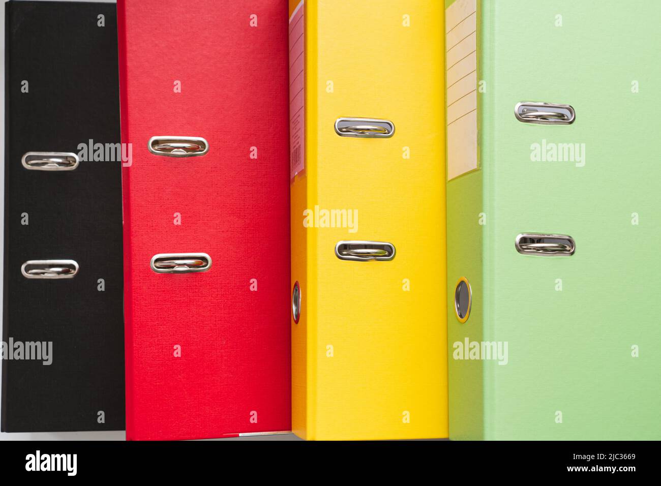 Cartelle a colori per documenti di ufficio isolate su sfondo bianco. Vista dall'alto Foto Stock